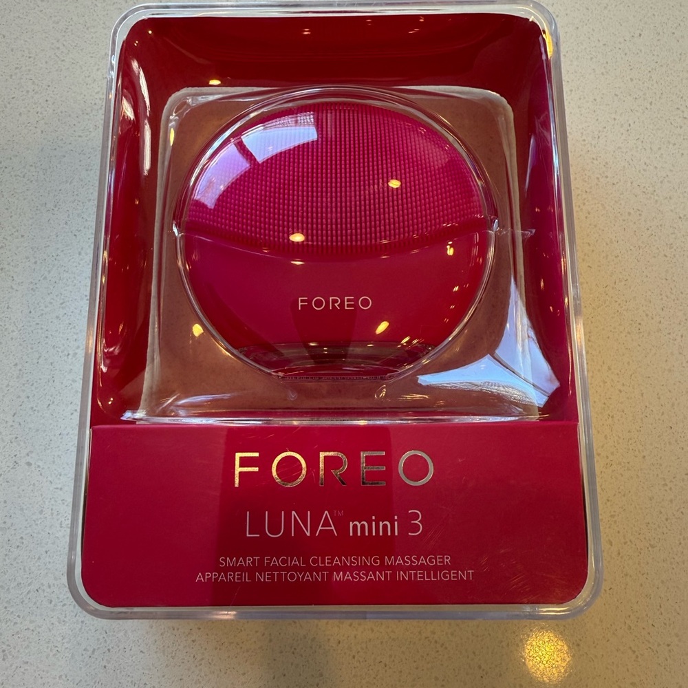 New FOREO Luna Mini 3 Smart Facial Cleansing Massager - Fuschia